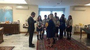 Πρωτοχρονιάτικα κάλαντα στον Υπουργό Παιδείας Πρωτοχρονιάτικα κάλαντα στον Υπουργό Παιδείας